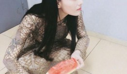 李雨佳吃瓜
