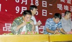 教官吃瓜大赛,趣味横生的军营夏日盛宴