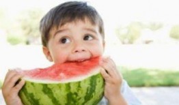 amber爱学习吃瓜,学习与吃瓜两不误的青春生活