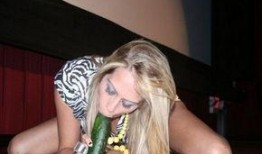 跳舞美女吃瓜,美女舞者甜蜜瞬间