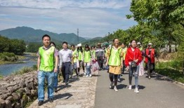 河边长椅吃瓜,夏日吃瓜时光