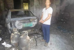 吃瓜男子火烧房子,房屋被毁