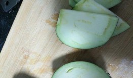 吃小白瓜利弊分析,营养与风险并存的夏日佳品