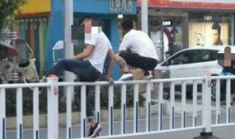 翻越护栏吃瓜视频,一场意外引发的全民热议