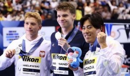 游泳队全队吃瓜,全队共享欢乐时光