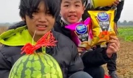 梦见和兄弟老乡吃瓜,兄弟老乡梦中共度欢乐时光