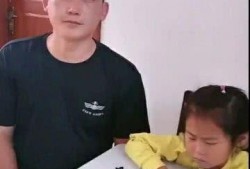 吃哈密瓜爸爸,一家人的温馨食光