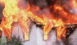 吃瓜男子火烧房子,房屋被毁