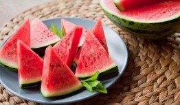 搬张凳子吃瓜,品味生活百态——搬张凳子吃瓜记