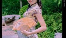 旗袍美女吃瓜,品味生活百态