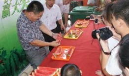 单县新街吃瓜,夏日炎炎，吃瓜群众欢乐多