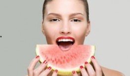 美女娇喘吃瓜图片