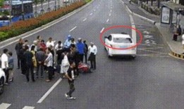 吃瓜的车祸,现场惊心动魄