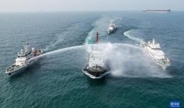 演习区域吃瓜船,演习海域“吃瓜船”见证实战风采