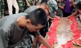 教官吃瓜大赛,趣味横生的军营夏日盛宴