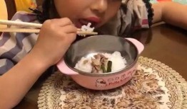 吃瓜金仔生日照,甜蜜瞬间曝光！