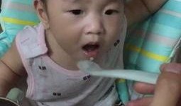 小孩吃小瓜视频,小瓜盛宴，萌娃欢乐时光